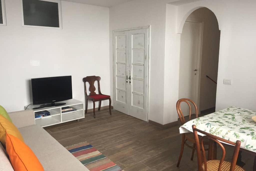 Aubert 64 Apartment Aosta Bagian luar foto