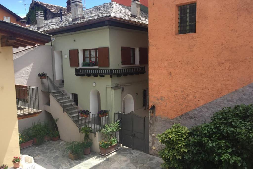 Aubert 64 Apartment Aosta Bagian luar foto